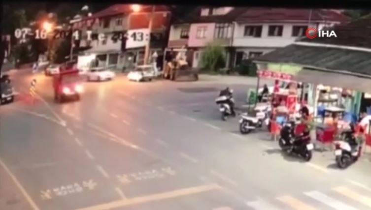 Davetsiz misafir! Lüks otomobil kahvehaneye daldı. Facianın eşiğinden dönüldü - Resim: 20